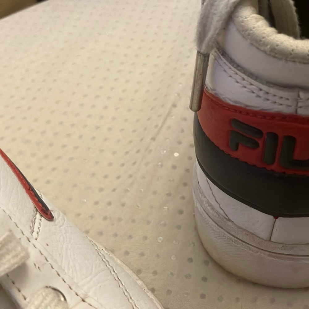 Fila Kids White Black and Red Low-Top SneakersNOT KIDS UNISEX. SIZE 7 woman’s